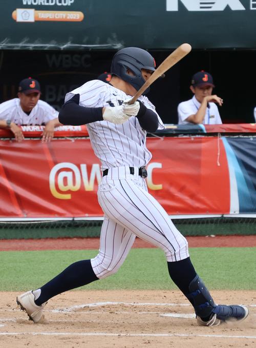 2回、右前に先制2点打を放つ武田（撮影・柏原誠）