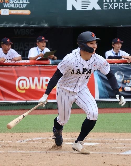 1回、右前に先制2点打を放つ武田（撮影・柏原誠）