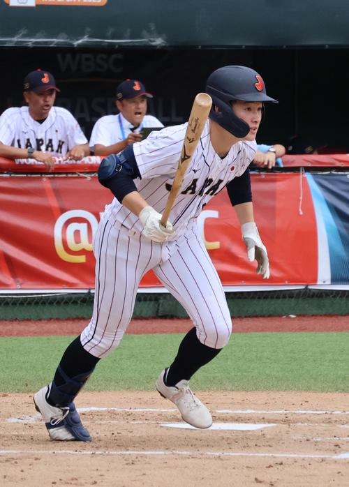 1回、右前打を放つ丸田（撮影・柏原誠）