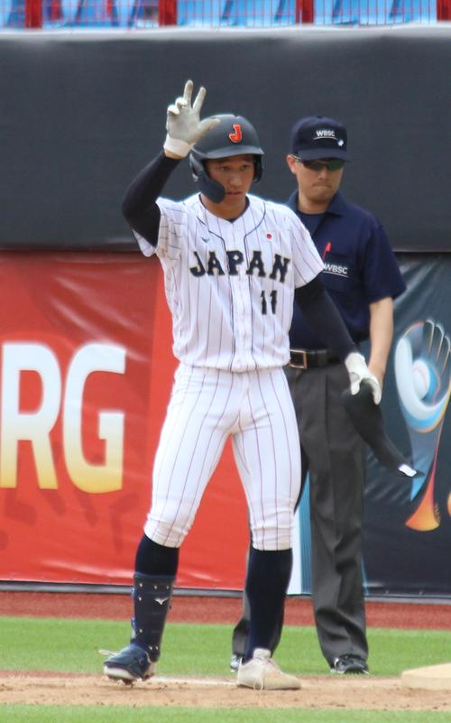 プエルトリコ対日本　3回裏日本1死、右前打を放ちポーズを決める武田（撮影・保坂恭子）