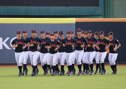 屋外でランニングする日本代表（撮影・柏原誠）