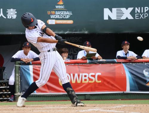 5回、適時打を放つ森田（撮影・柏原誠）