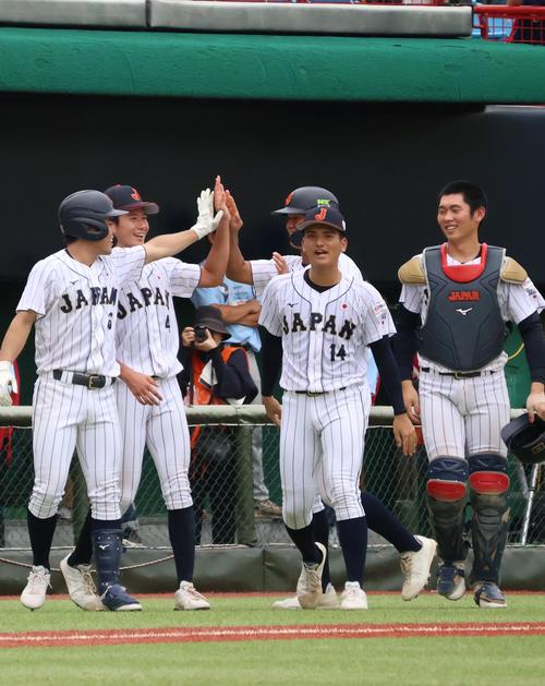 勝利を決め、喜ぶ東恩納（右から2人目）ら日本代表（撮影・柏原誠）