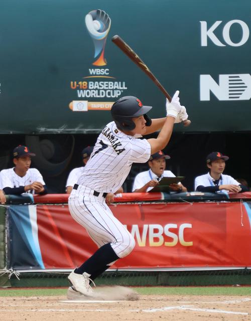 コールドを決める適時打を放つ高中（撮影・柏原誠）