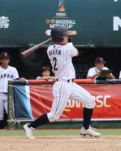 4回、適時打を放つ緒方（撮影・柏原誠）