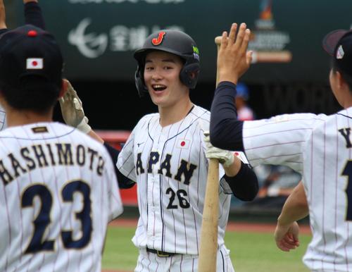 プエルトリコ対日本　試合後、ハイタッチをする丸田（撮影・保坂恭子）