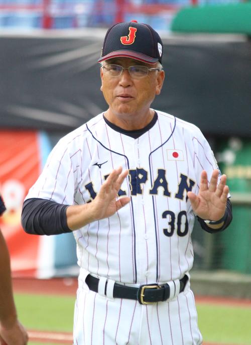 プエルトリコ対日本　試合前練習でコーチ陣と話す馬淵監督（撮影・保坂恭子）