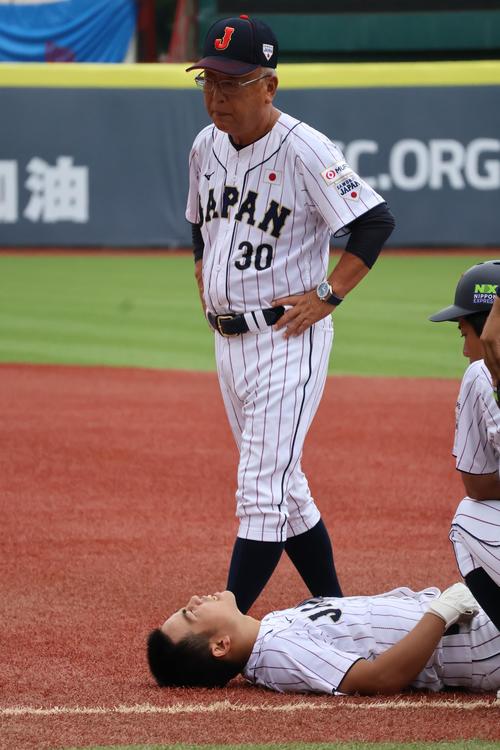 一塁手と交錯した緒方を心配する馬淵監督（撮影・柏原誠）
