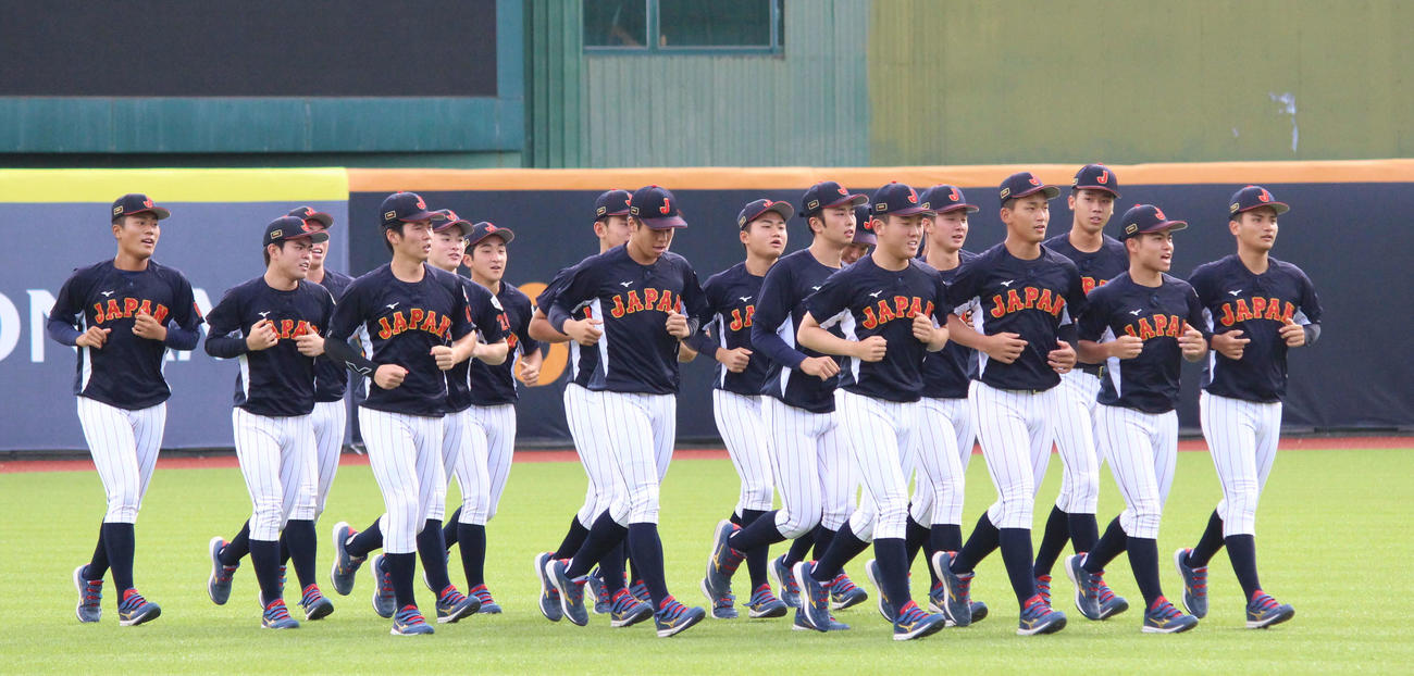 プエルトリコ対日本　試合前練習でアップする日本の選手たち（撮影・保坂恭子）