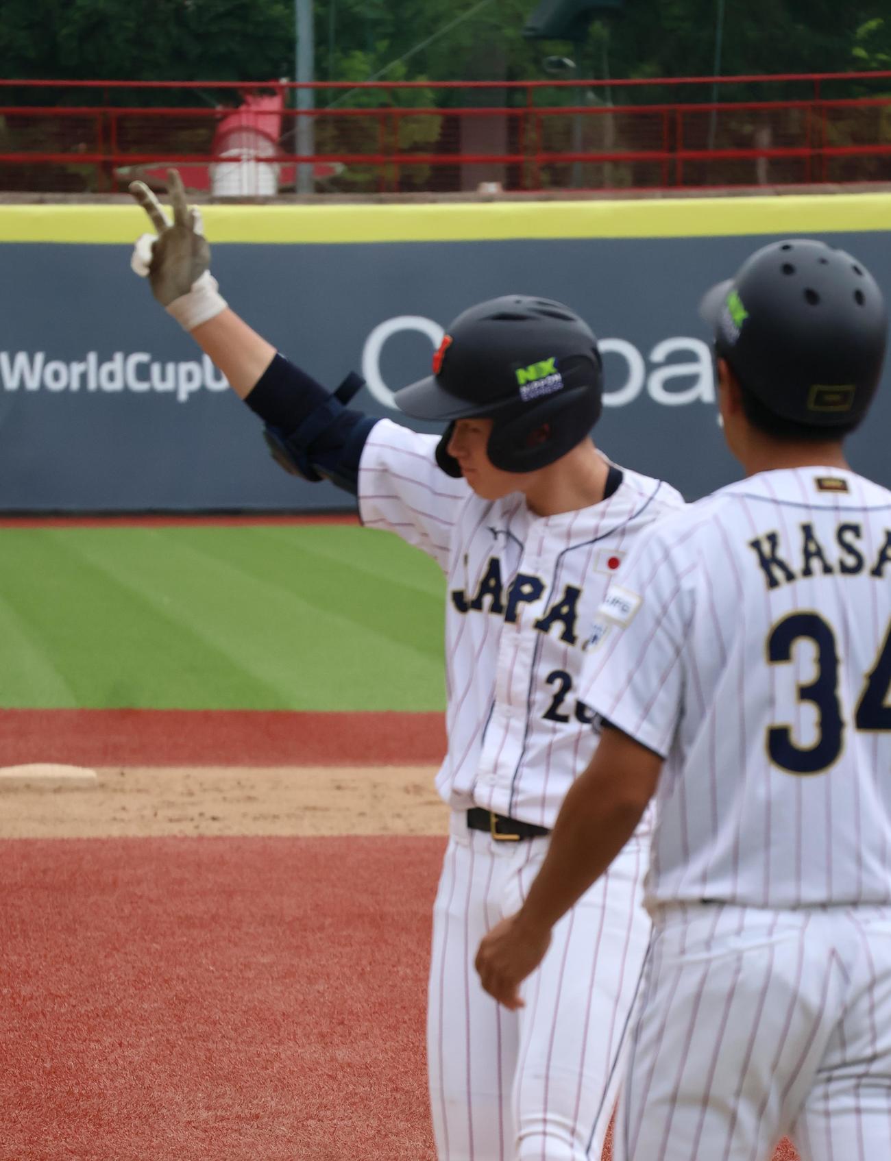 1回、右前打を放ち三本指ポーズの丸田（撮影・柏原誠）