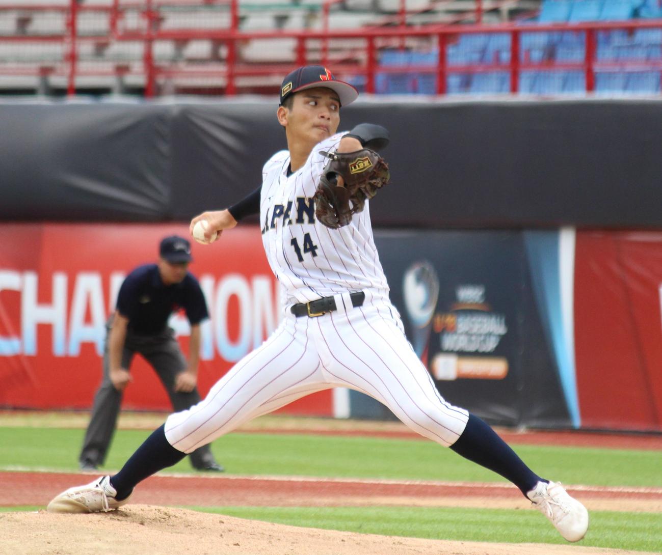 プエルトリコ対日本　先発し力投する日本・東恩納（撮影・保坂恭子）