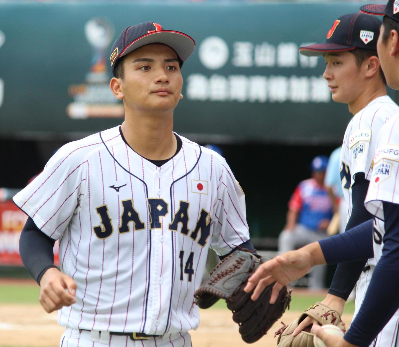 プエルトリコ対日本　プエルトリコを抑えて、ベンチの戻る日本・東恩納（撮影・保坂恭子）