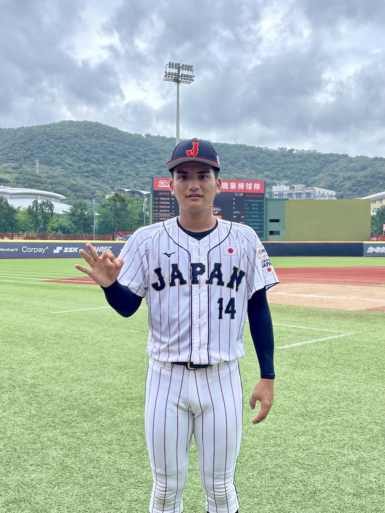 ププエルトリコ対日本　参考記録ながら5回完全試合を達成し、右手でゼロをつくる日本・東恩納（撮影・保坂恭子）