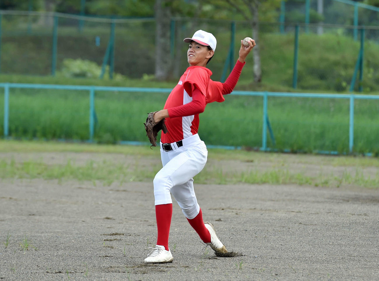 キャッチボールで調整する日本ウェルネス宮城・大内