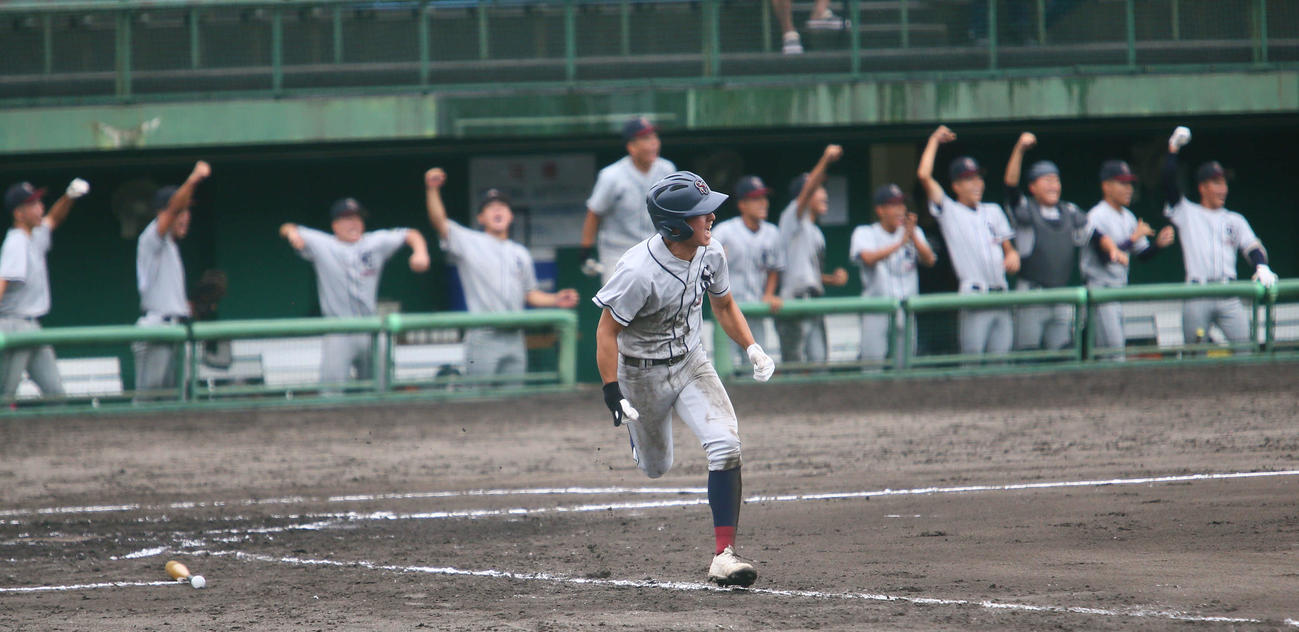 5－5の8回2死一、三塁。山川主将（中央）が放った勝ち越し打に関根学園ベンチが沸く