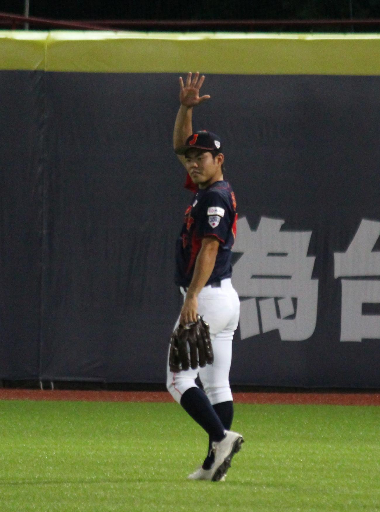 日本対台湾　1回裏台湾、失策でベンチからの声に合図を返す知花（撮影・保坂恭子）