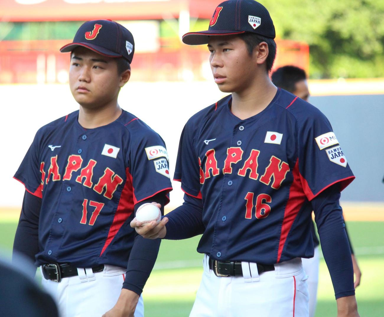 日本対台湾　試合前に話す左から矢野、安田（撮影・保坂恭子）