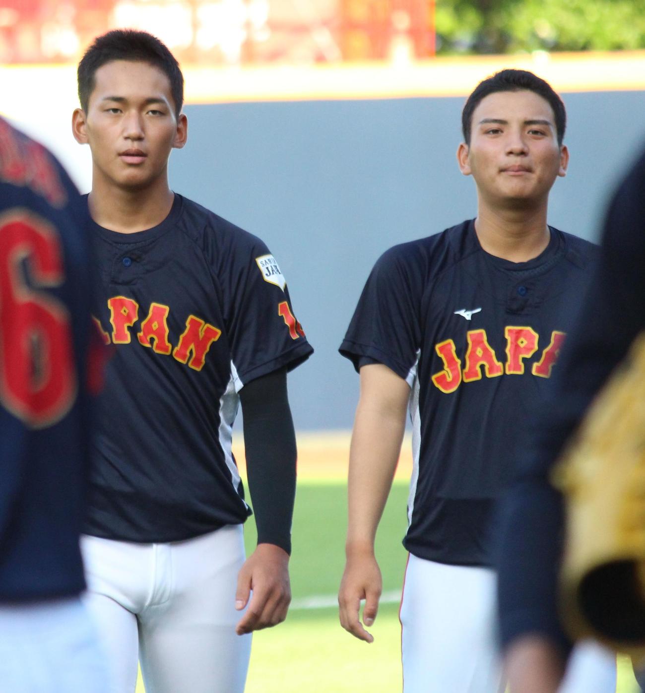 日本対台湾　試合前にグラウンドで体を動かす左から前田、東恩納（撮影・保坂恭子）