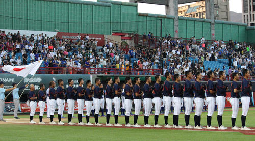 日本対台湾　試合前に国歌斉唱を行う日本チーム（撮影・保坂恭子）