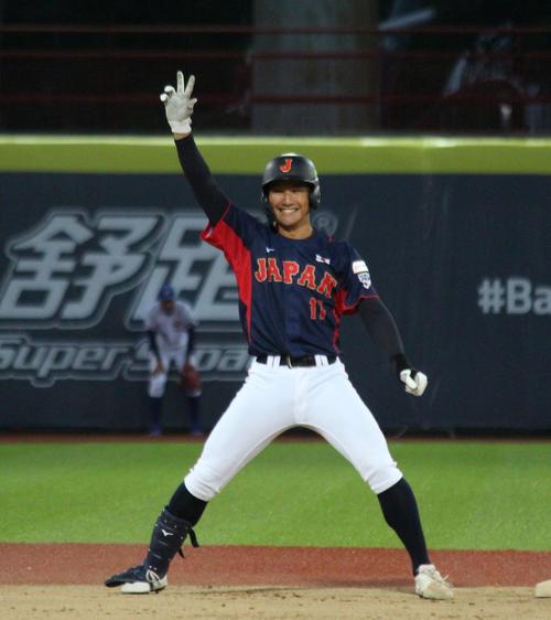 日本対台湾　1回表日本2死一塁、先制の適時二塁打を放ち喜ぶ武田（撮影・保坂恭子）