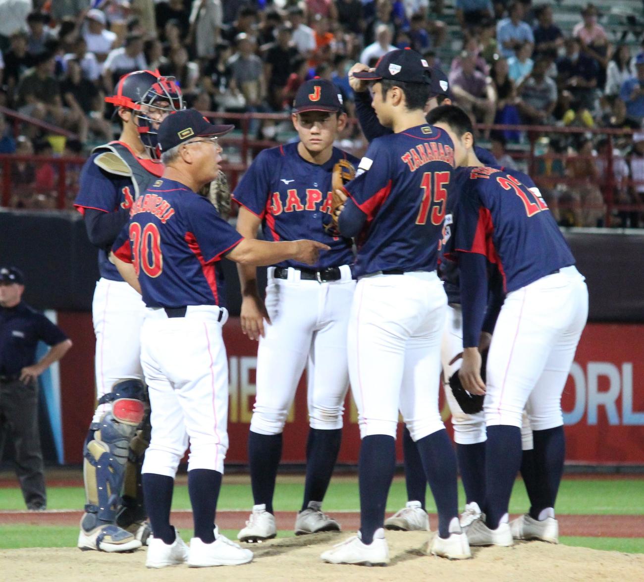 日本対台湾　1回表、タイムととってマウンドにいく馬淵監督（左から2人目）（撮影・保坂恭子）