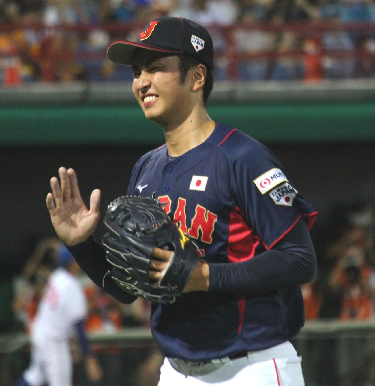 日本対台湾　1回裏台湾に3失点を喫し、謝りながらベンチに戻る高橋（撮影・保坂恭子）