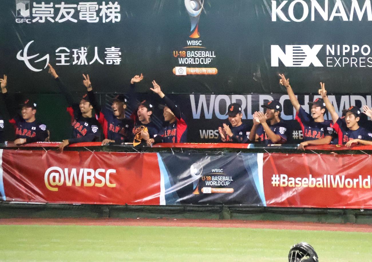 6回、高中一樹の適時打で喜ぶ日本ベンチ（撮影・柏原誠）
