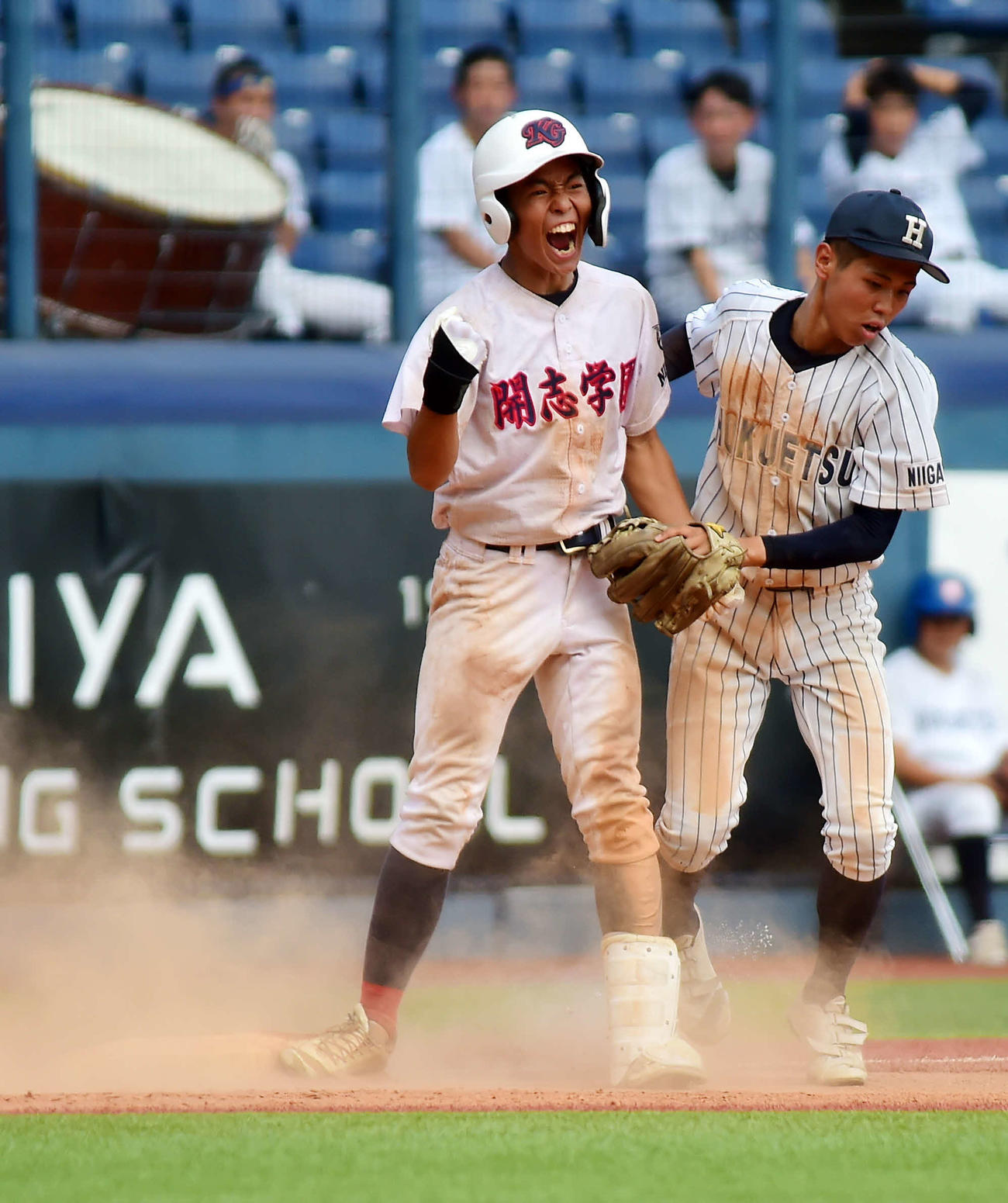 9回表、勝ち越し三塁打を放ち、三塁ベース上で雄たけびをあげる開志学園・山浦