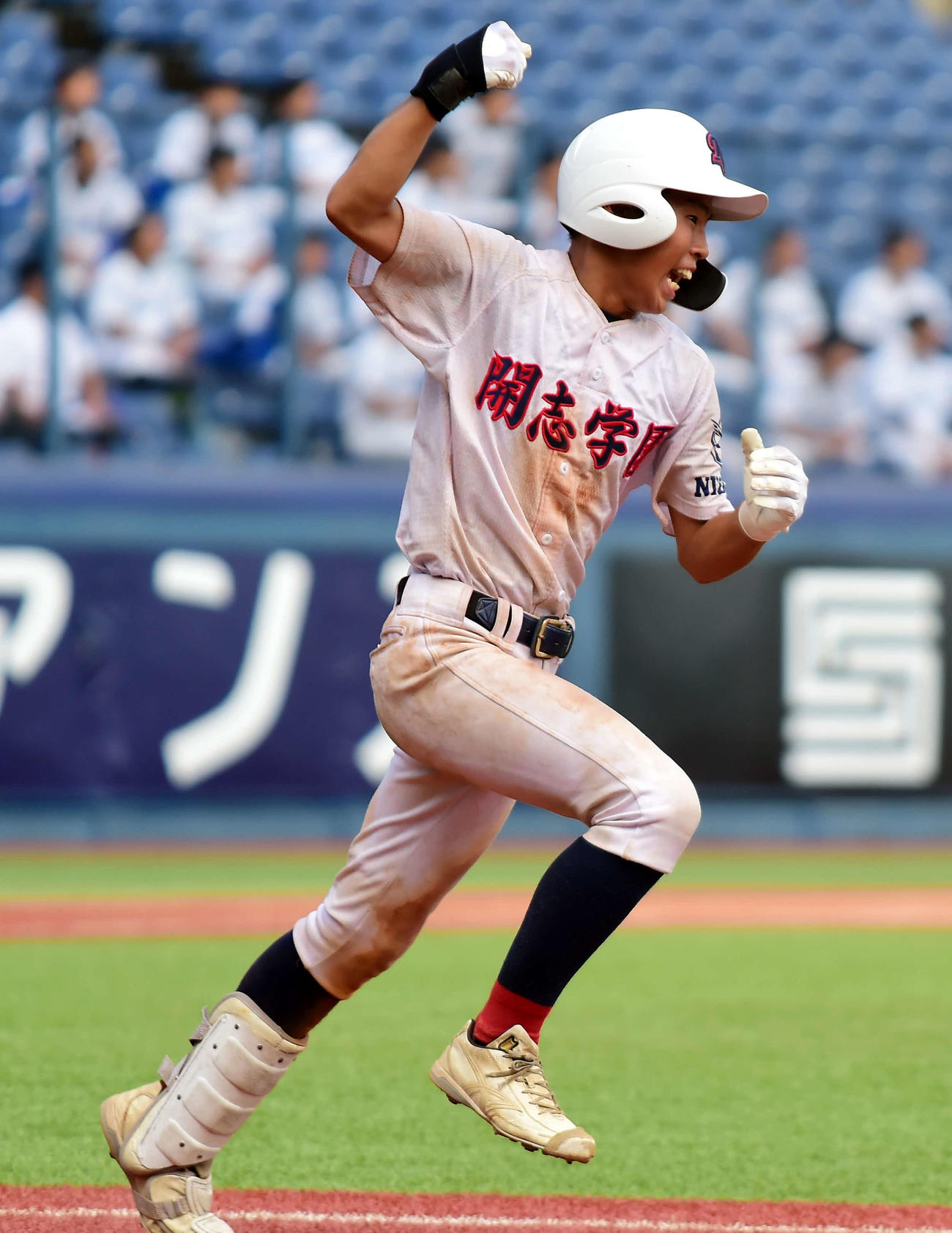 9回表1死二塁、打球が左翼の頭を越えたの確認した開志学園・山浦は拳を突き上げる