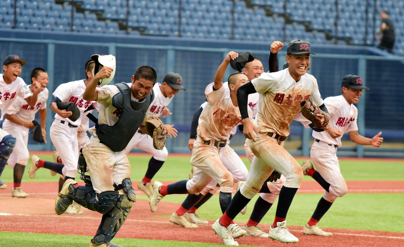 逆転勝利の開志学園ナインは笑顔でスタンドにあいさつに向かう