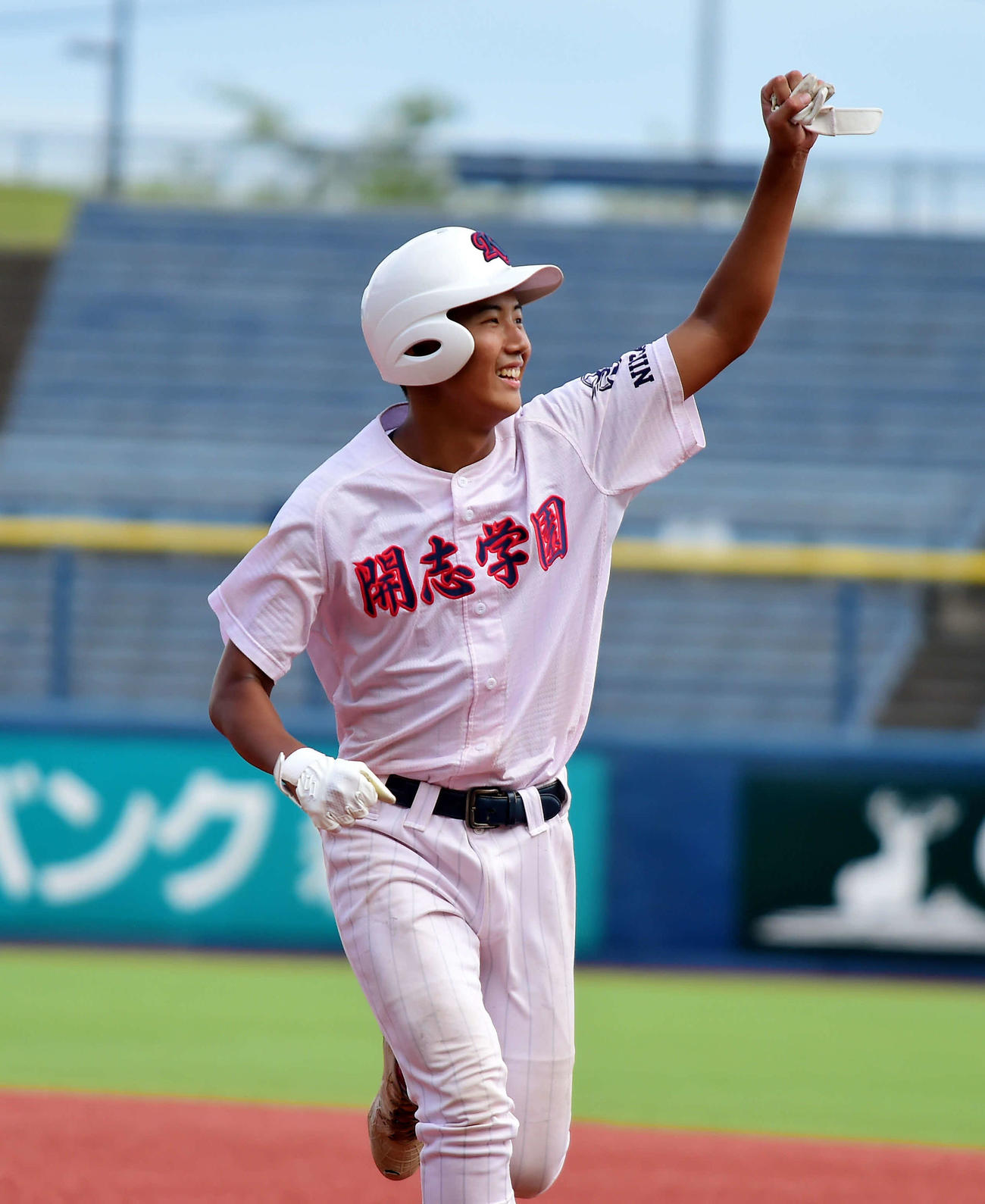 9回表1死一、二塁、開志学園・田辺は代打で同点の2点二塁打を放ち、スタンドに向けてガッツポーズ