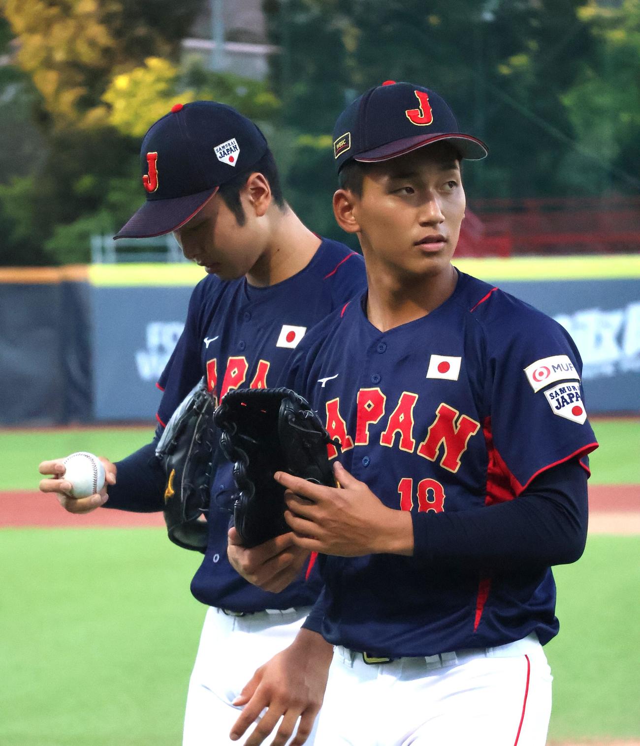 試合前のキャッチボールをした高橋（左）と前田（撮影・柏原誠）