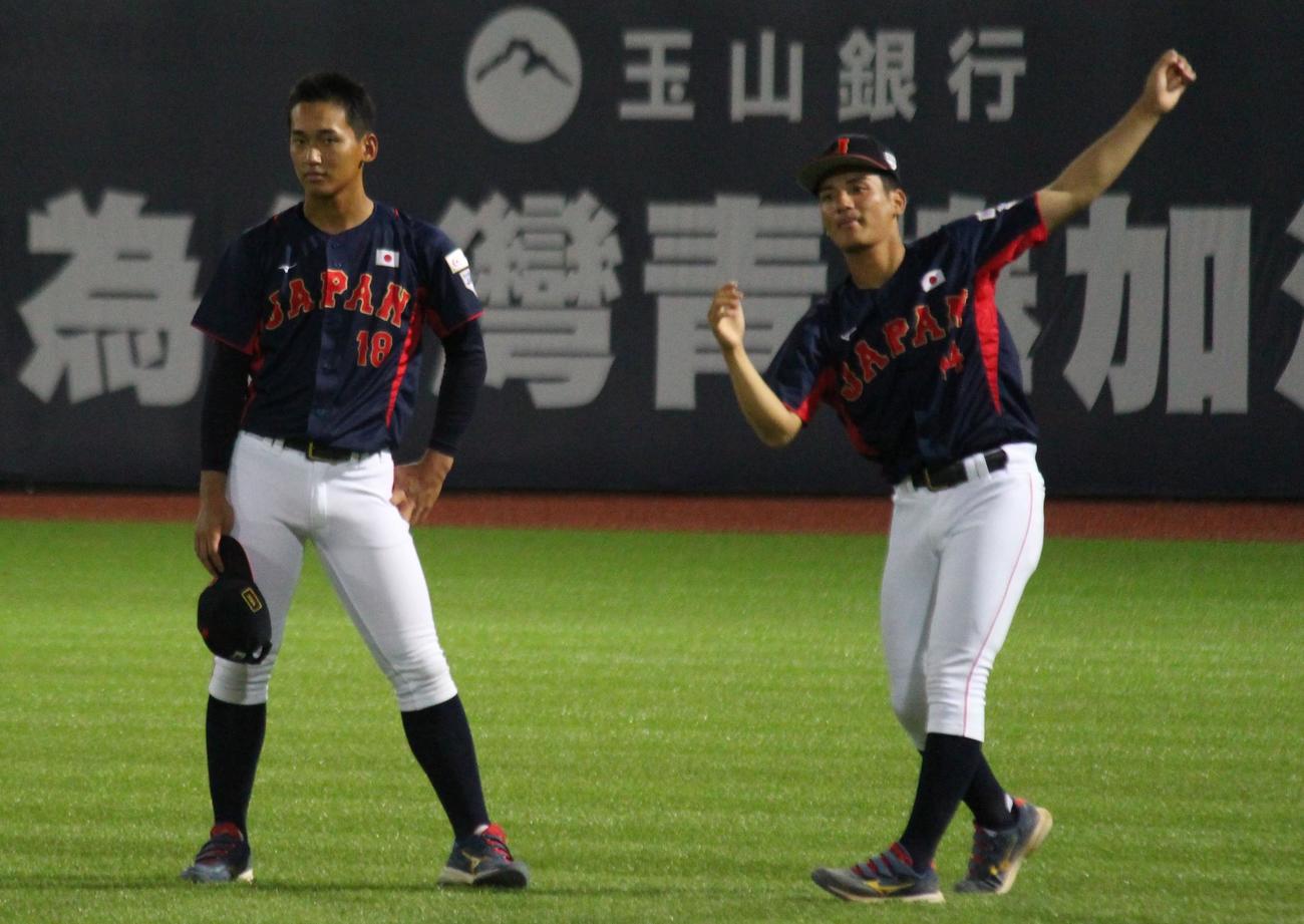日本対台湾　試合後のダウンに参加した日本の前田（左）と東恩納（撮影・保坂恭子）