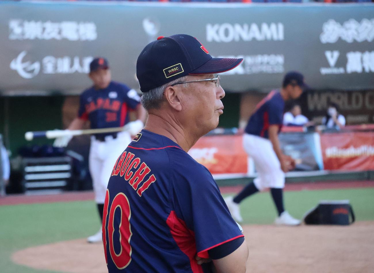 シートノックを見つめる馬淵監督（撮影・柏原誠）