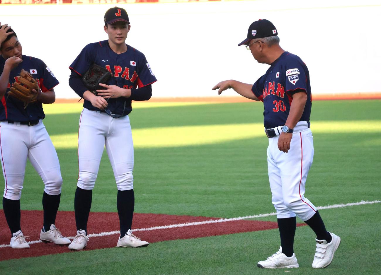 試合前に丸田湊斗に話しかける馬淵史郎監督（撮影・柏原誠）