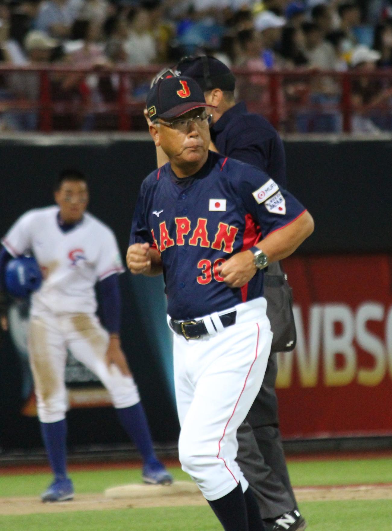 日本対台湾　1回表、ベンチに戻る馬淵監督（撮影・保坂恭子）