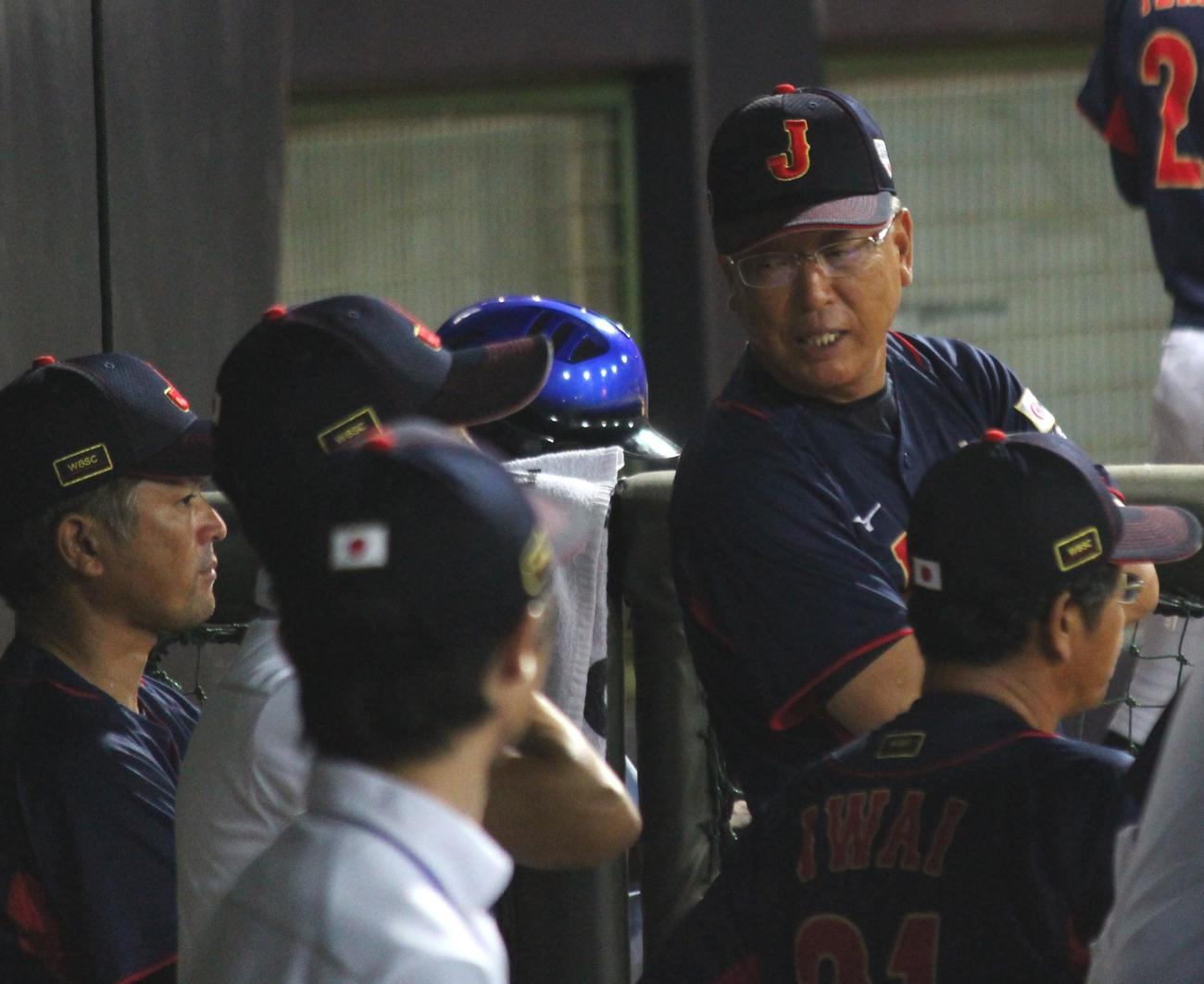 日本対台湾　ベンチでコーチ陣と話す日本・馬淵監督（上）（撮影・保坂恭子）