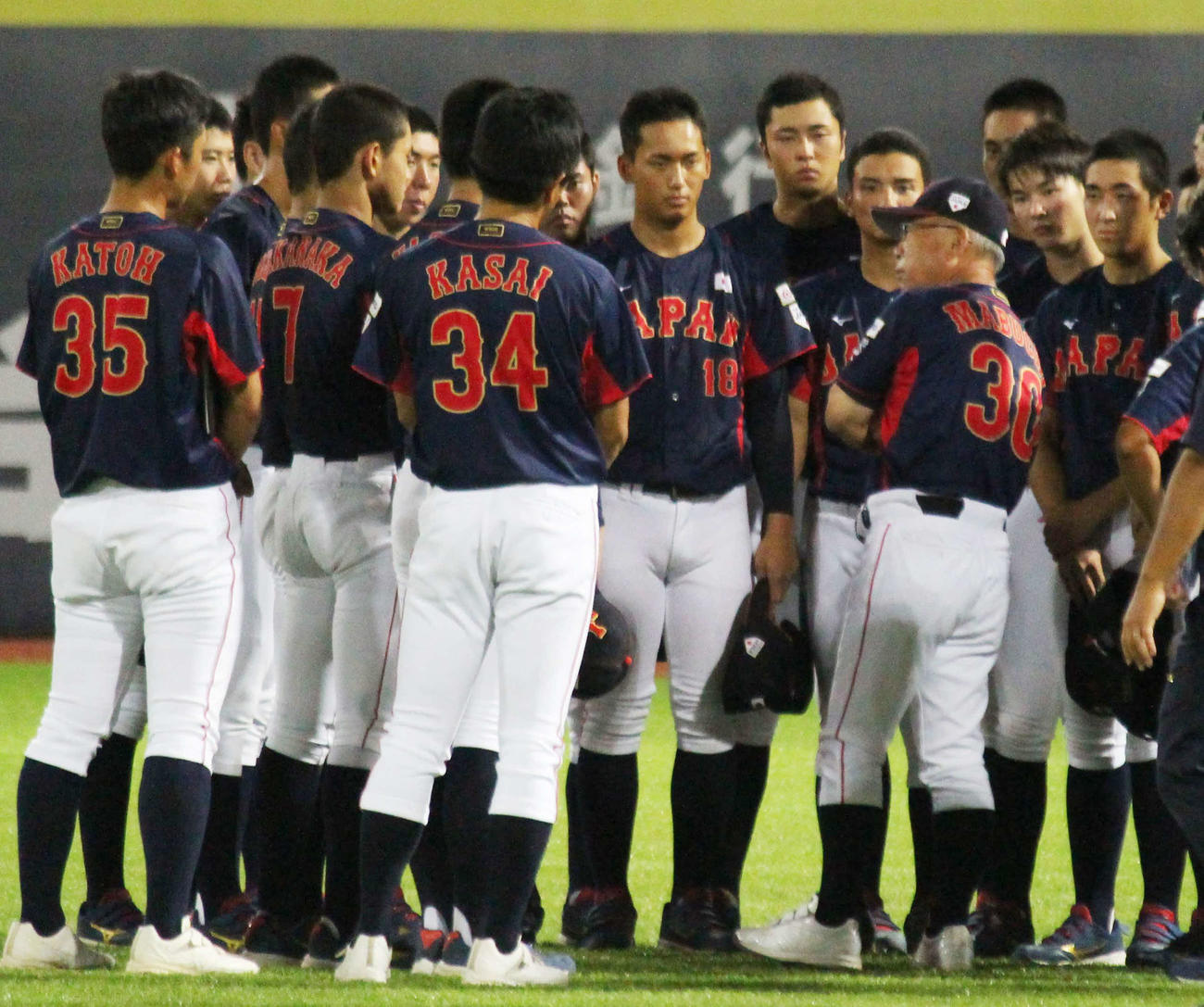 日本対台湾　敗戦後、グラウンドでミーティングをする馬渕監督（手前右）と選手たち（撮影・保坂恭子）