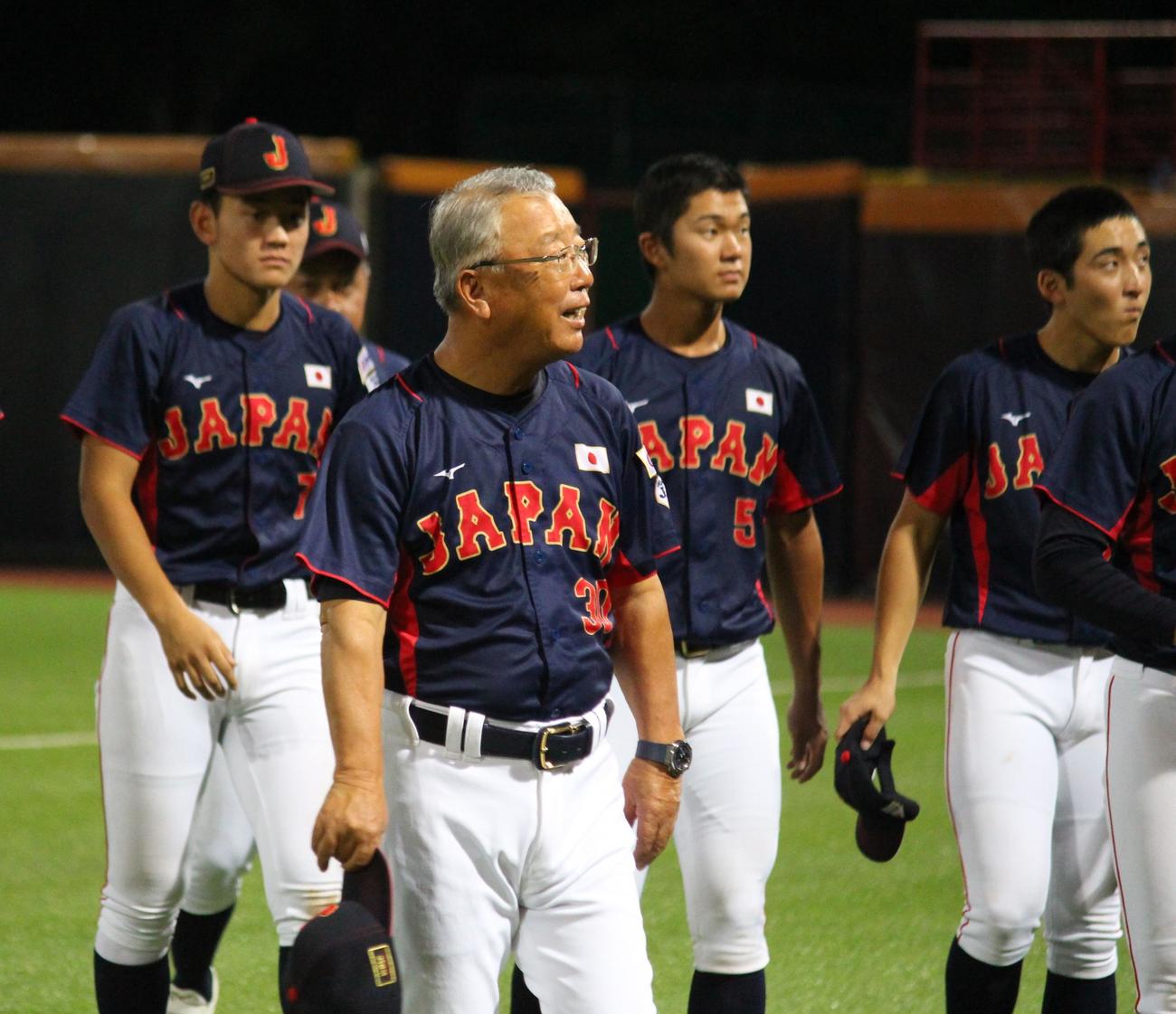 日本対台湾　試合後、スタンドからの「明日頑張って」という声に帽子をとり笑顔であいさつをする馬淵監督（撮影・保坂恭子）