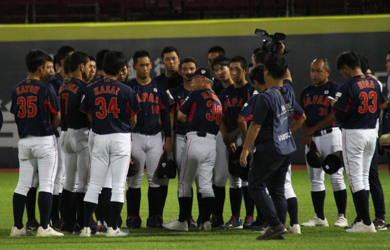 日本対台湾　試合後、グラウンドでミーティングをする日本チーム（撮影・保坂恭子）