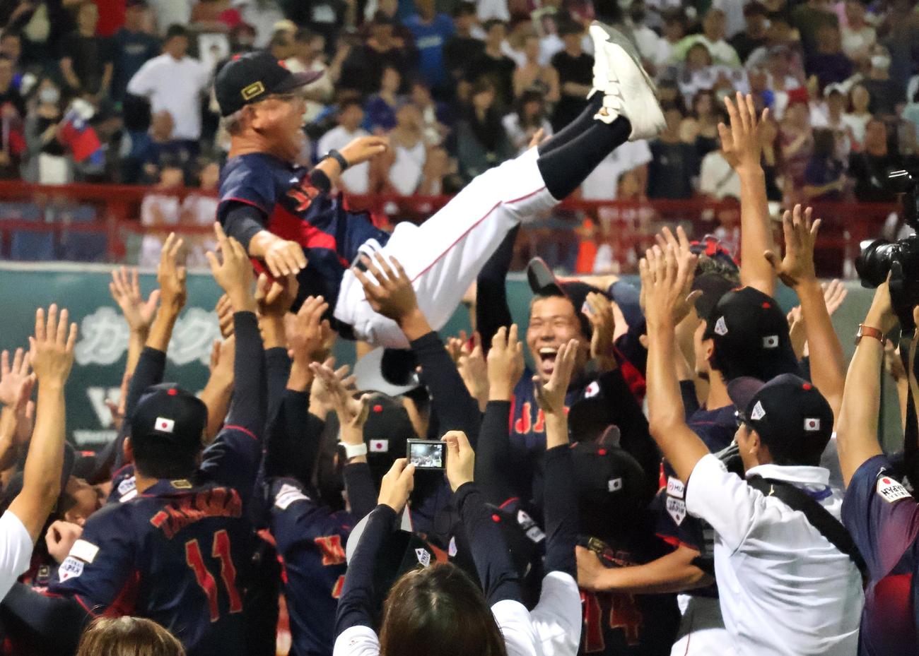 胴上げされる馬淵監督（撮影・柏原誠）