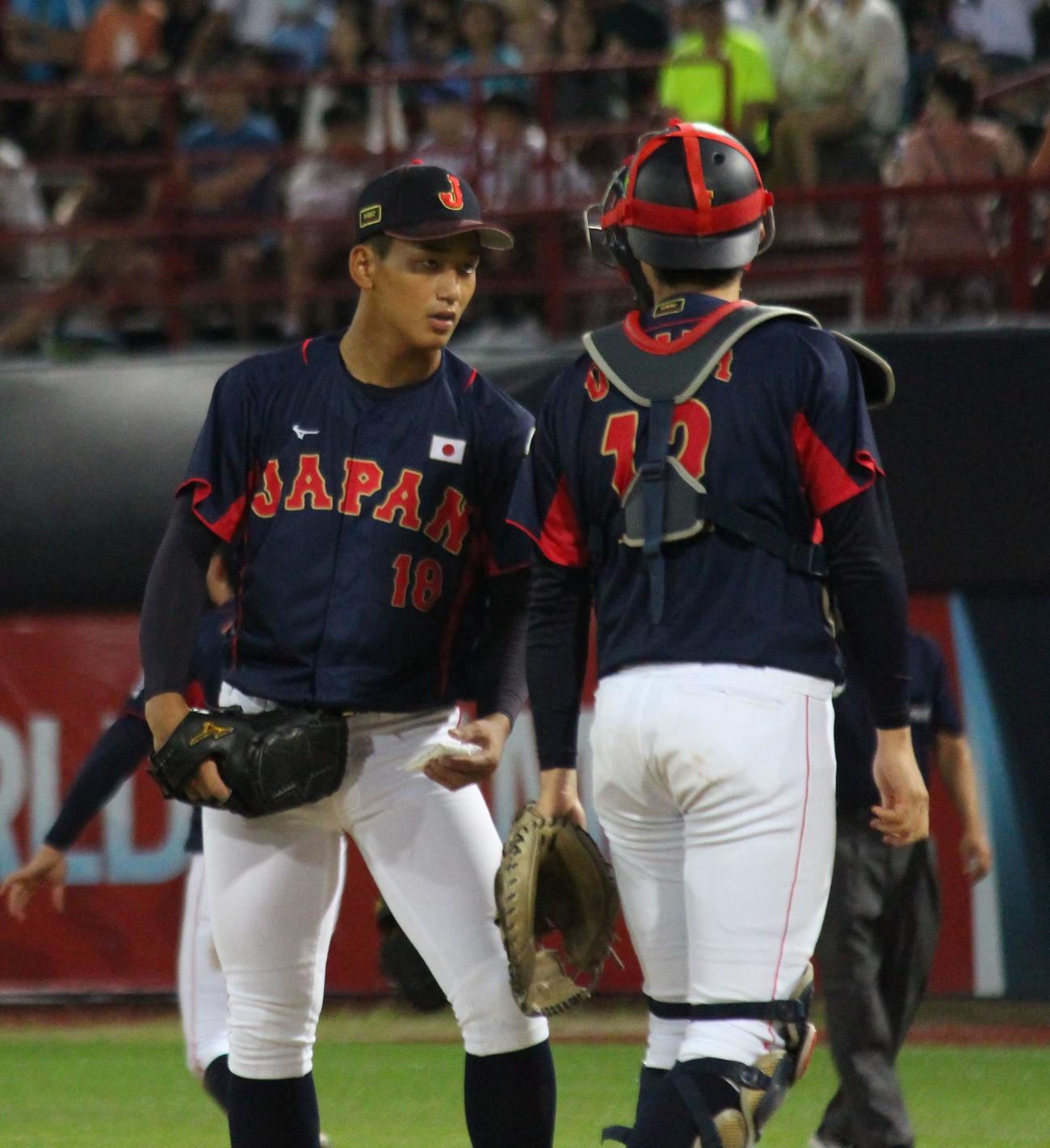 日本対台湾　1回裏台湾、ピンチを迎えて尾形と話す前田（左）（撮影・保坂恭子）