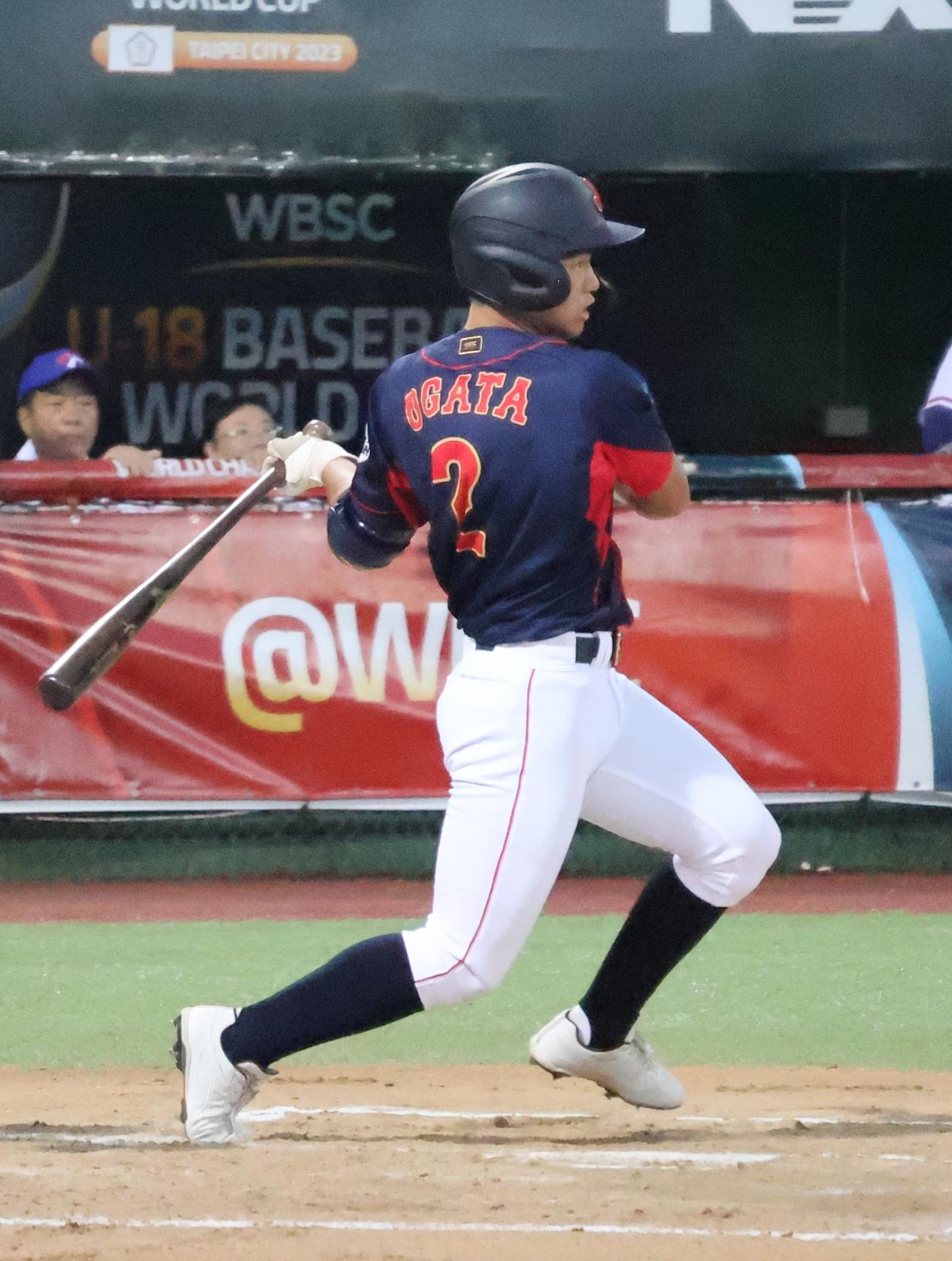 1回、左前打を放つ緒方（撮影・柏原誠）