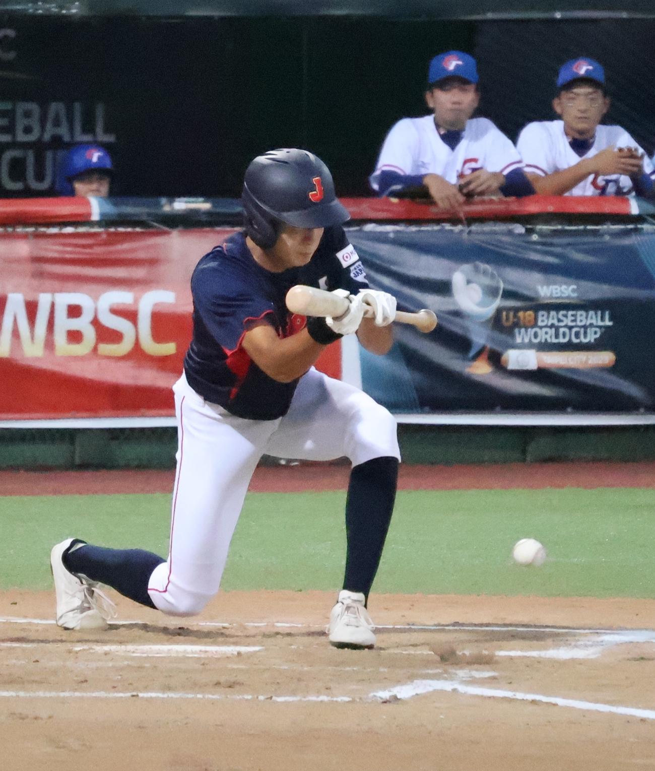 1回、犠打を決める山田（撮影・柏原誠）