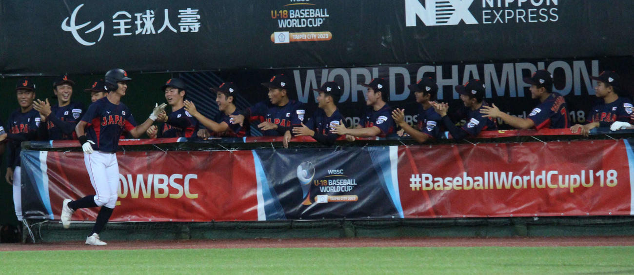 日本対台湾　1回表日本無死一塁、犠打を決めた山田脩也（手前）を迎える日本ベンチ（撮影・保坂恭子）