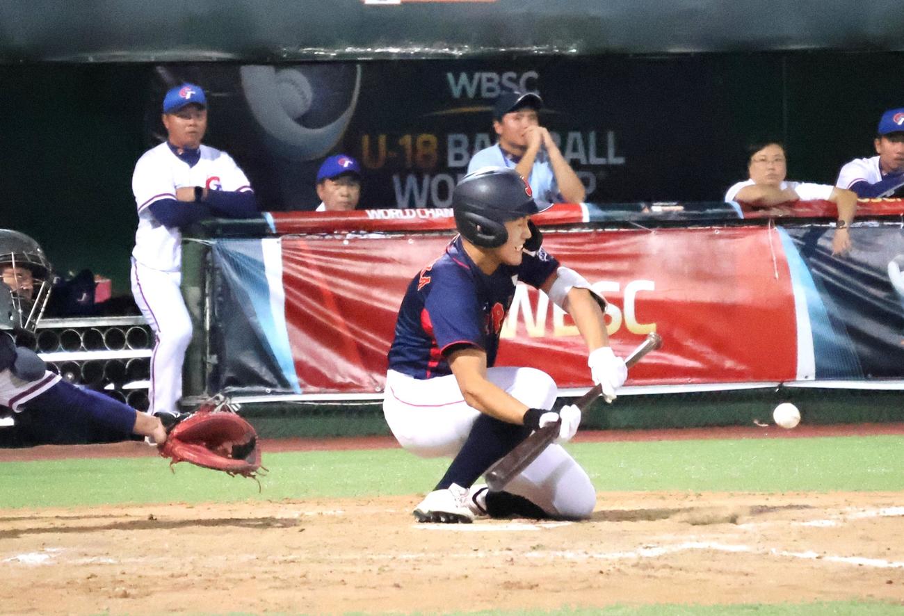 台湾戦の4回、スクイズを決める高中（撮影・柏原誠）