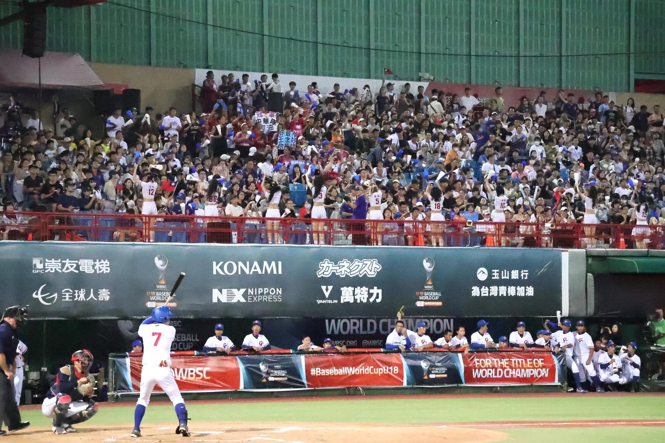 盛り上がりを見せる台湾の応援席（撮影・柏原誠）