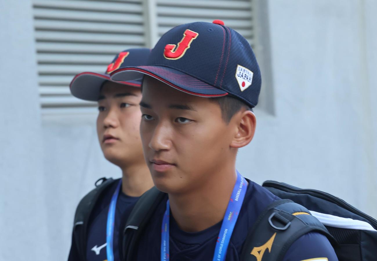 球場入りする決勝先発の前田（撮影・柏原誠）