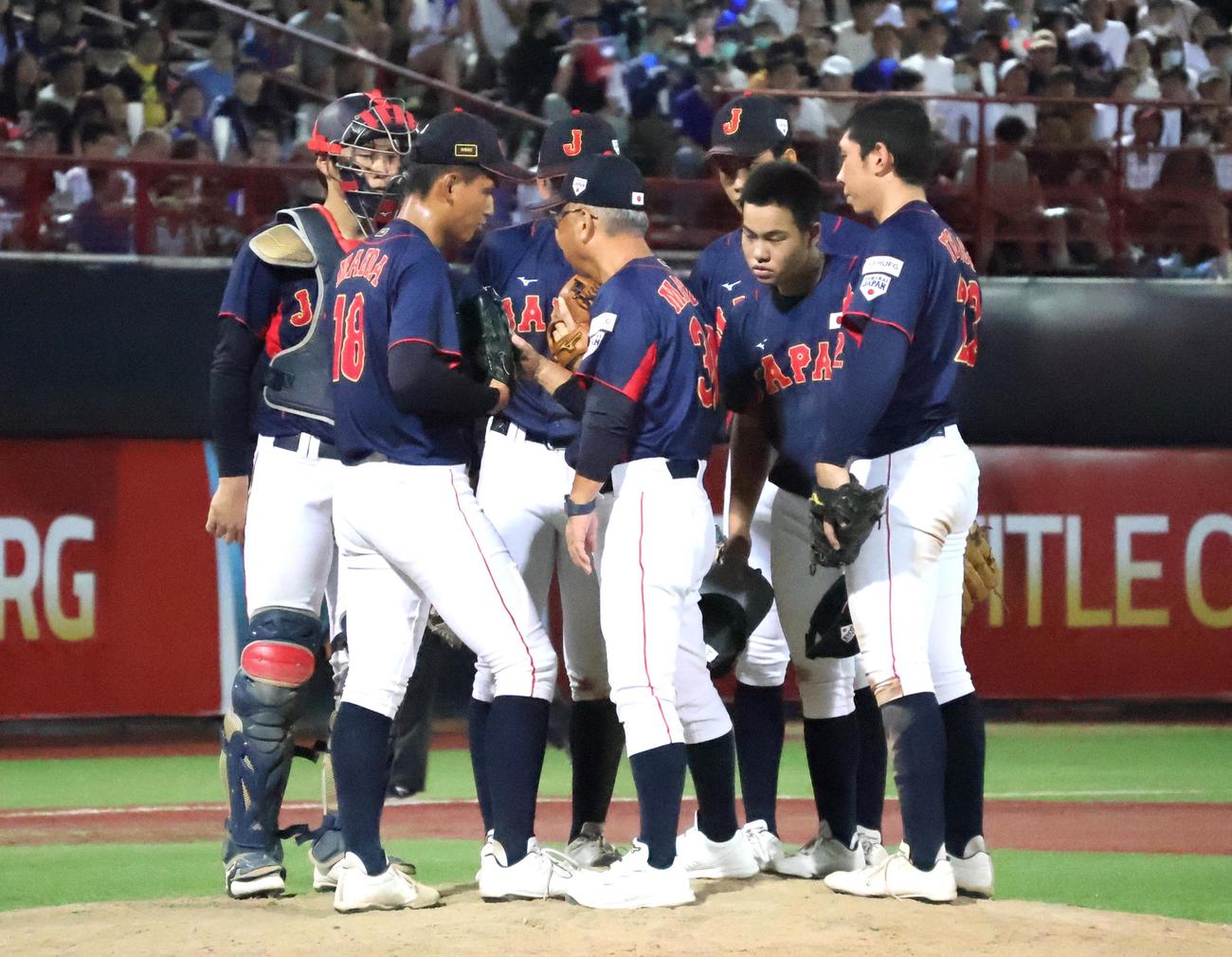 4回のピンチで前田を励ます馬淵監督（撮影・柏原誠）