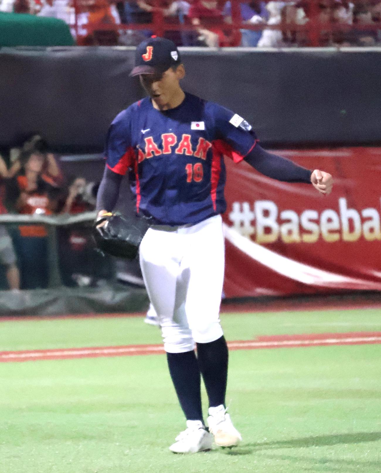 4回のピンチをしのぎガッツポーズの前田（撮影・柏原誠）